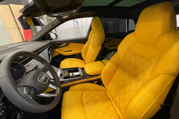 Перетяжка Audi Q8. Сиденья, торпедо,  двери и тд.