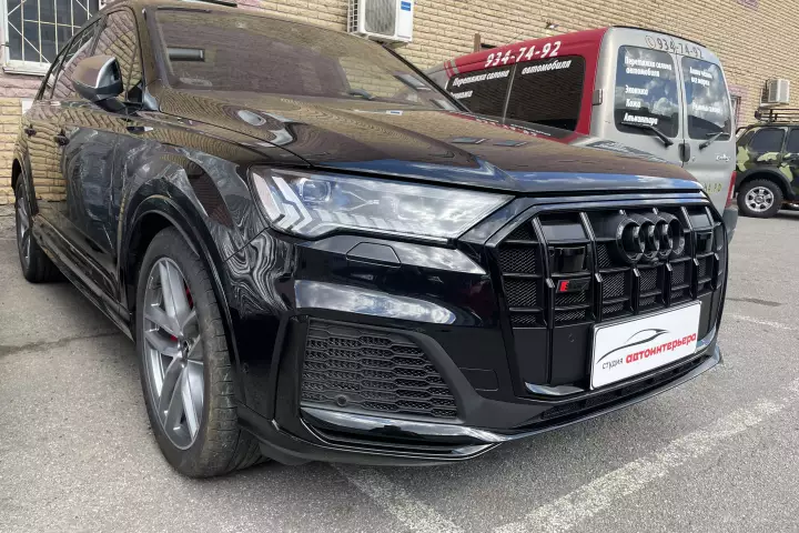 Перетяжка Audi Q7. Дверные карманы, пластик сидений, стойки, Airbag  и пошив 3-D ковров
