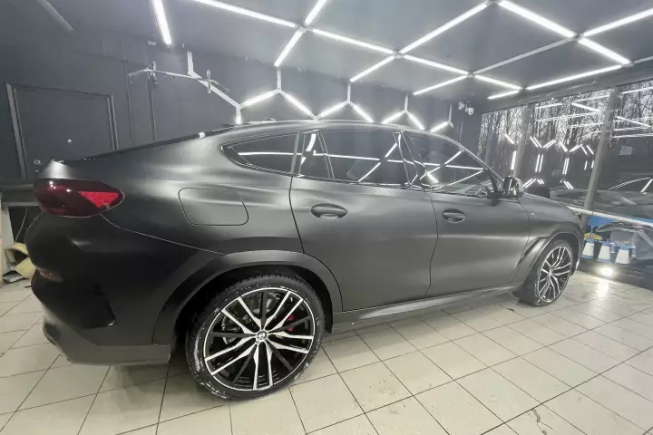 BMW X5. Оклейка кузова в защитную матовую пленку от студии автоинтерьера Carinterier