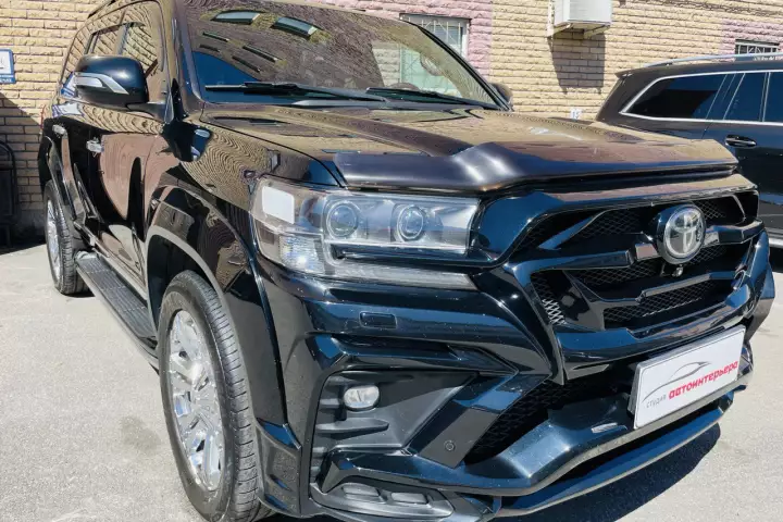  Toyota LC 200 Глубокая полировка и керамика кузова, химчистка салона.