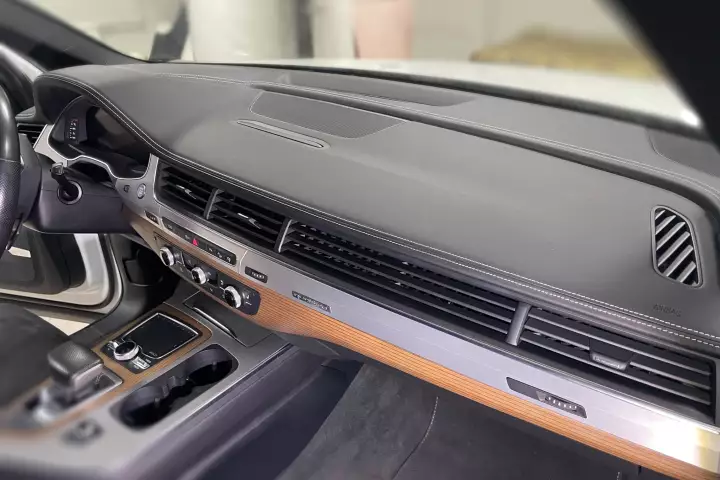 Перетяжка Audi Q7. Торпедо, дверные подлокотники, верхний накладки