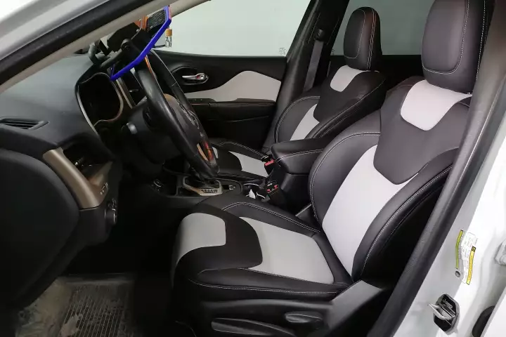Перетяжка Jeep Cherokee от студии автоинтерьера Carinterier