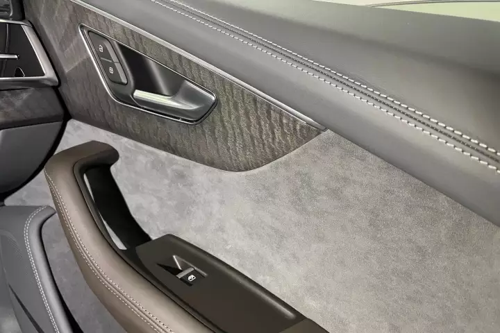 Перетяжка Audi Q8 от студии автоинтерьера Carinterier