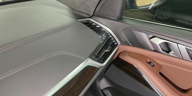 BMW X5 G05. Перетяжка торпедо и верха дверей в кожу Наппа