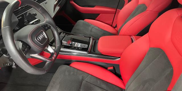 Audi Q8. Полная перетяжка салона. Красно-черный цвет. Эксклюзив