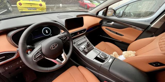 Hyundai Santf Fe. Перетяжка сидений, дверных вставок и торпедо.
