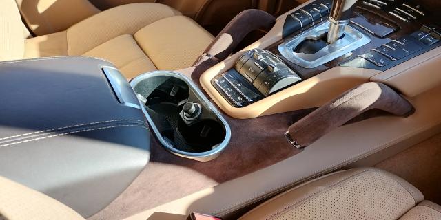 Porsche Cayenne. Перетяжка сидений, дверных ручек и центральной консоли в Алькантару.