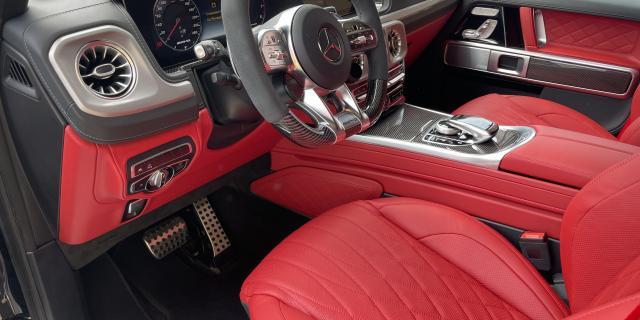 Mercedes-Benz G. Перетяжка салона в красную кожу.