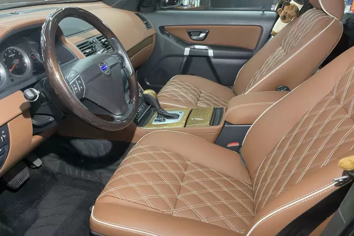 Перетяжка салона VOLVO XC90 от студии автоинтерьера Carinterier
