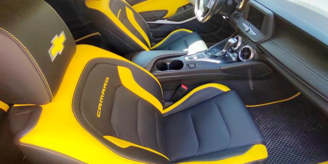 Chevrolet Camaro. Перетяжка сидений с вышивками, торпедо, дверей, консоли и потолка.