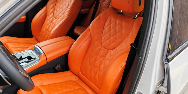 BMW X5 G05. Перетяжка сидений, дверных вставок, центральной консоли и руля.