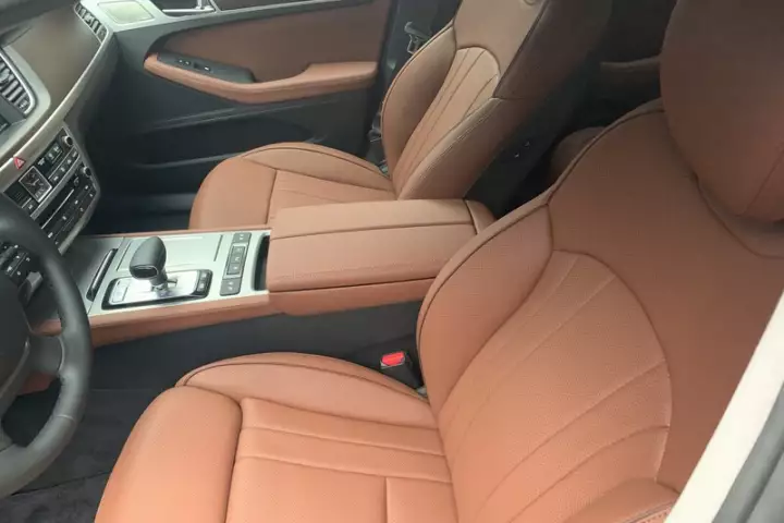 Перетяжка салона Hyundai Genesis G80 от студии автоинтерьера Carinterier