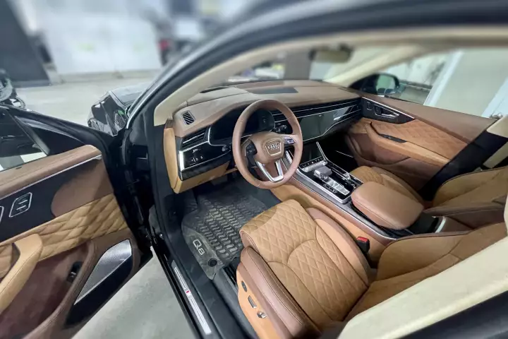 Перетяжка Audi Q8. Сиденья, торпедо, потолок, двери и тд.