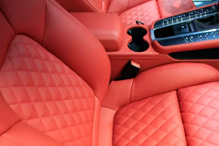 Перетяжка  Porsche Macan с красным салоном  от студии автоинтерьера Carinterier