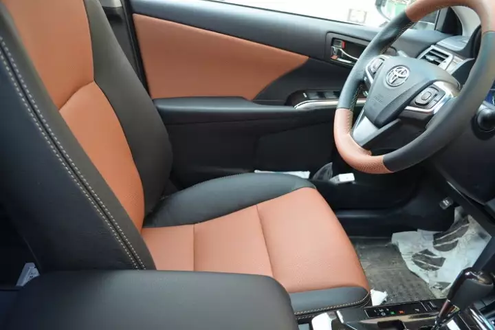 Перетяжка салона Тойота Камри от студии автоинтерьера Carinterier