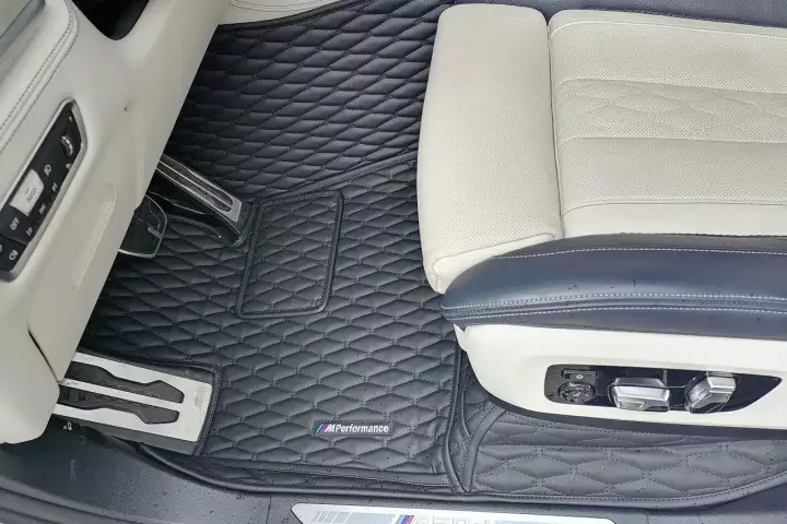 Пошив ковриков BMW X7 от студии автоинтерьера Carinterier